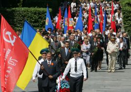 Участники возложения цветов к памятнику Неизвестному солдату
