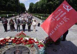 Возложение цветов к памятнику Неизвестному солдату