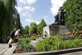 Laying-on of flowers