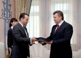 Viktor Yanukovich and Radoslaw Sikorski