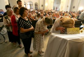 The believers venerate the relics of John Paul II