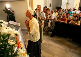 The believers venerate the relics of John Paul II