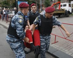 Militiamen carry Aleksandr Briginets