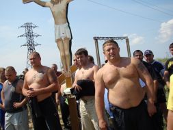 Участники акции возле креста