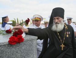 The priest and the officers of the Ukrainian Navy lay flowers