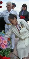 Veterans lay flowers