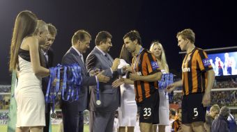 Dario Srna and Aleksandr Kucher receive medals