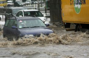 Затопленная дорога после ливневого дождя