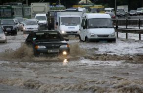 Затопленная дорога после ливневого дождя