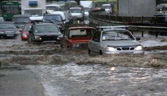 Затопленная дорога после ливневого дождя