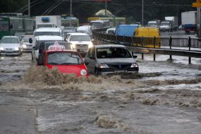 Затопленная дорога после ливневого дождя
