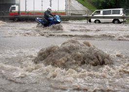 Затопленная дорога после ливневого дождя