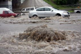 Затопленная дорога после ливневого дождя