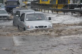 Затопленная дорога после ливневого дождя
