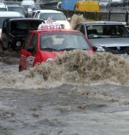 Затопленная дорога после ливневого дождя