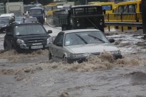 Затопленная дорога после ливневого дождя