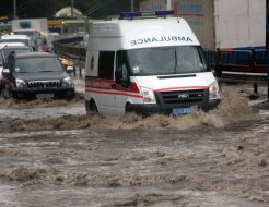 Затопленная дорога после ливневого дождя