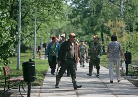 Рабочие в сквере на Русановской набережной