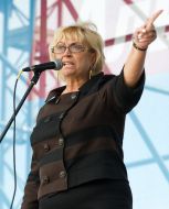 Александра Кужель выступает с речью