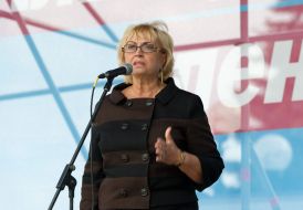 Александра Кужель выступает с речью