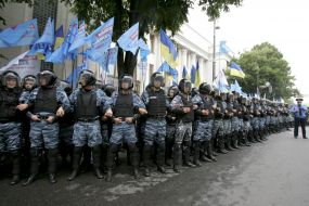 Митинг в поддержку пенсионной реформы за спинами "Беркута"