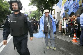 Сотрудники милиции следят за порядком