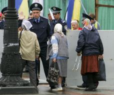Пожилых женщин не пускают на митинг