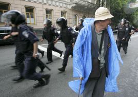 Сотрудники милиции следят за порядком