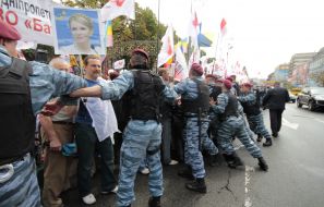 Бойцы «Беркута» оттесняют участников митинга