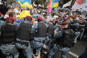 Бойцы «Беркута» оттесняют участников митинга