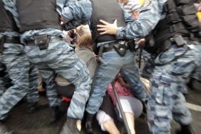 Бойцы «Беркута» оттесняют участников митинга