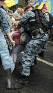 Бойцы «Беркута» оттесняют участников митинга