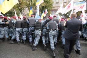 Бойцы «Беркута» оттесняют участников митинга