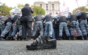 Бойцы «Беркута» оттесняют участников митинга