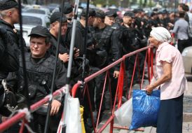 Літня жінка лає міліціонерів