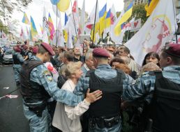 Бойцы «Беркута» оттесняют участников митинга