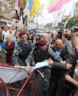 Бойцы «Беркута» оттесняют участников митинга