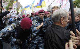 Бойцы «Беркута» оттесняют участников митинга