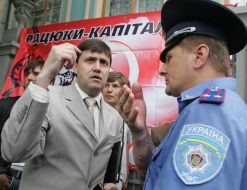 Yevgeniy Tsarkov talks to a militia officer