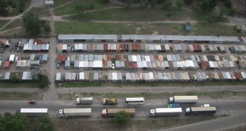 Автомобілі біля гаражів