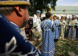 Митрополит Владимир совершает Божественную литургию