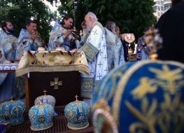 Metropolitan Vladimir makes a Divine Liturgy