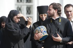 Nun photographs a priest