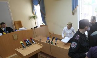 Юлия Тимошенко покидает зал суда