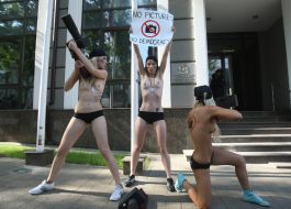 Action of FEMEN in support of arrested Georgian photographers