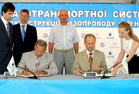 Вадим Чупрун и Андре Куусвек подписывают меморандум