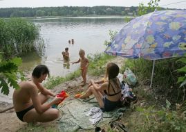 Семья отдыхает на берегу озера