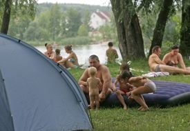 Люди отдыхают на берегу озера