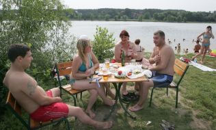 Люди пьют пиво