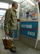 Пенсионер возле аптечного киоска